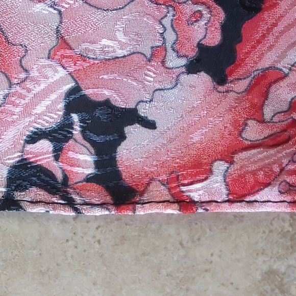 Rectangular lightweight scarf with roses - Picture 5 of 8